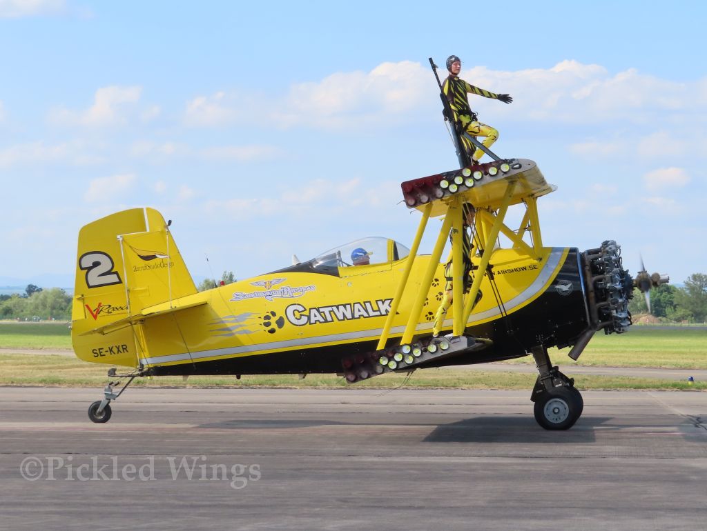 Wing walkers at HK 1